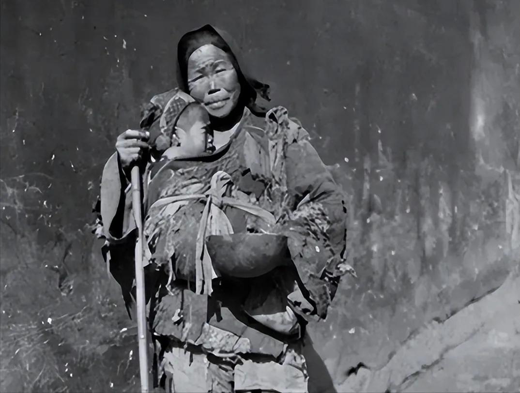 1949年，一个女乞丐求见县委书记，却被门口卫兵拦了下来，这时，女乞丐拿出了一个