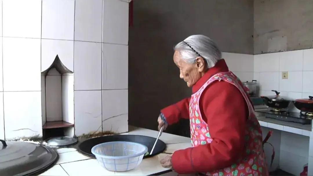 男子去舅舅家拜年，吃完饭舅舅含泪对他说：“明年别来了，没人做饭，你舅妈年纪大了干