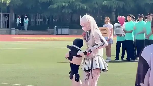 4月23日，西安欧亚学院校运会表演现场出现了一幕意外插曲。一台正在参与表演的跳舞