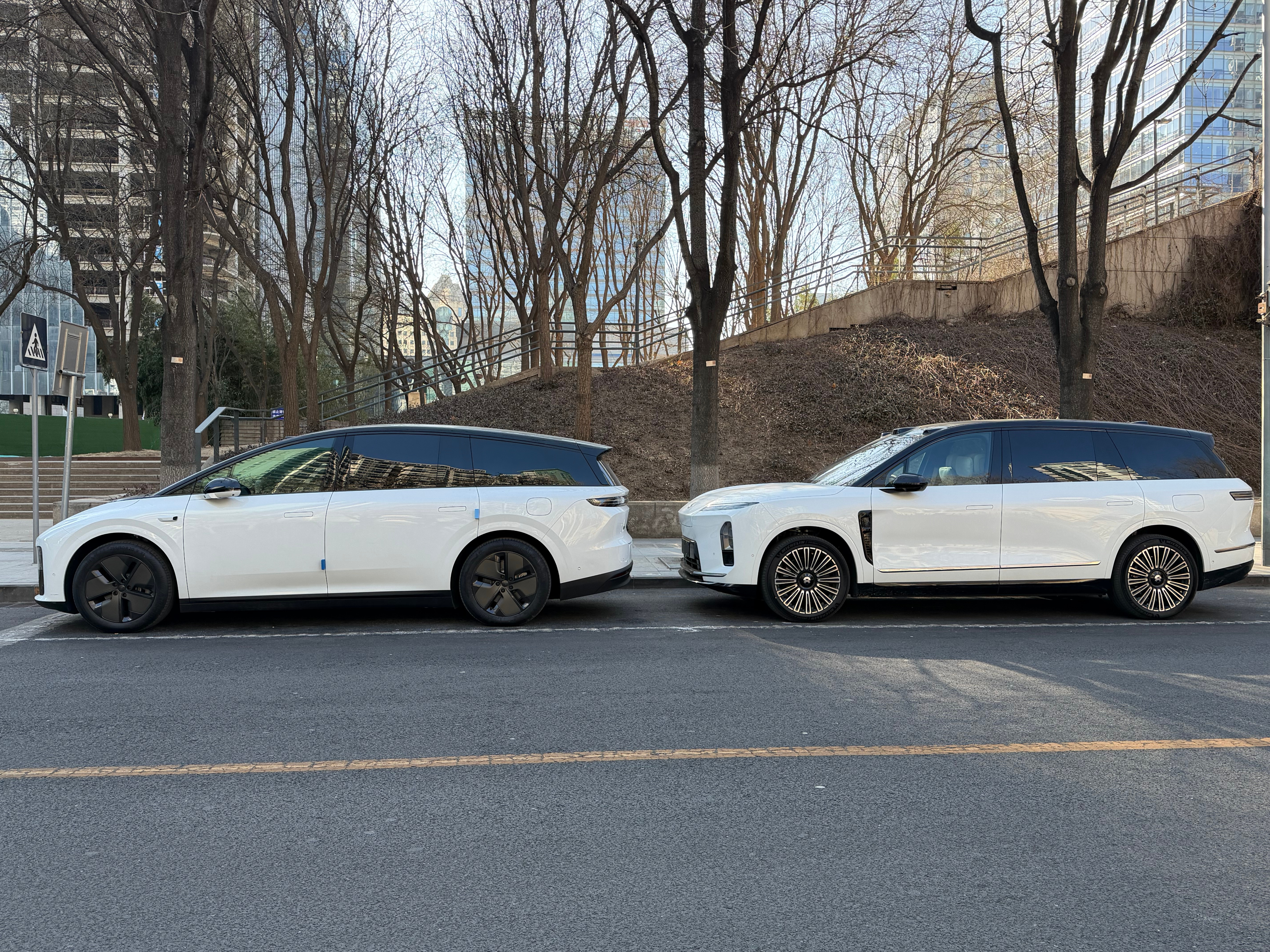 路边停车吃个饭，出来看见一辆 i8 停我前面，还是白色的，你是想当火车头吗？🚄