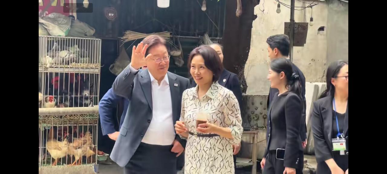 李在明访问越南，专门去参观了河内基层百姓每天生活都离不开的农贸市场！

李在明主