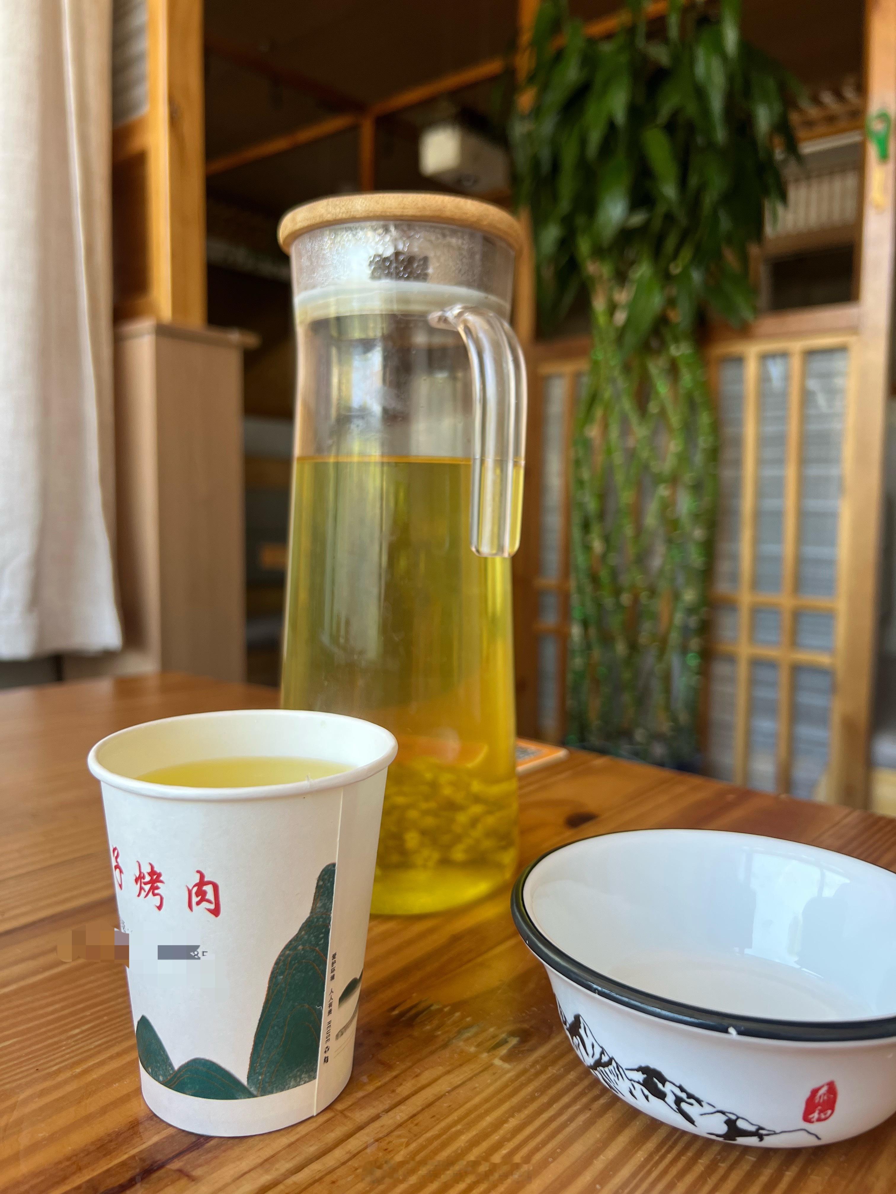 酒店前台今天和我聊天，说，很多人都流鼻血了。问我还好吗？我说，没啥感觉。 但是昨