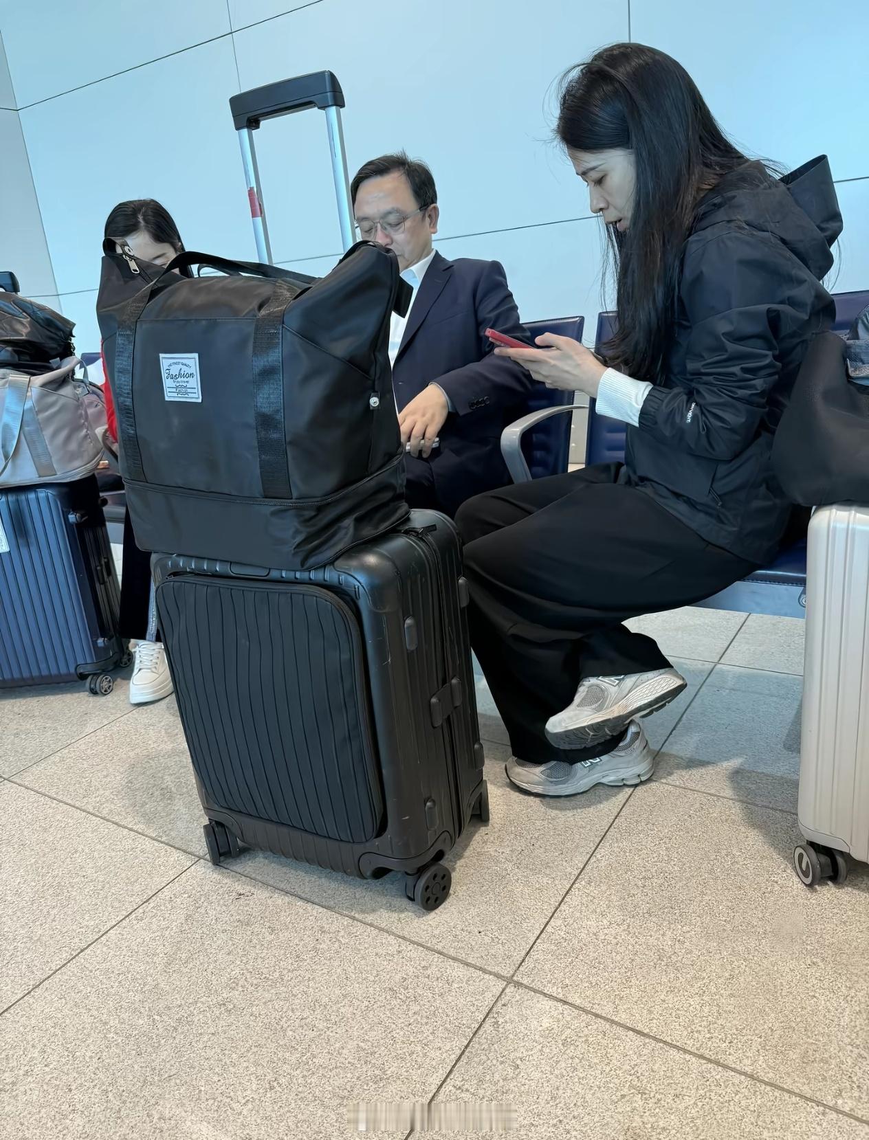 网友在迪拜转机遇到比亚迪王传福真低调，去哪都感觉平民老百姓一样。 