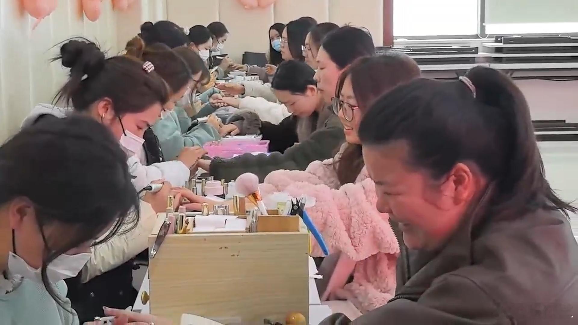 爱吃的有福了，在上班时间又有免费的吃的，还有美甲，甚至还有活动，真好啊，这公司的