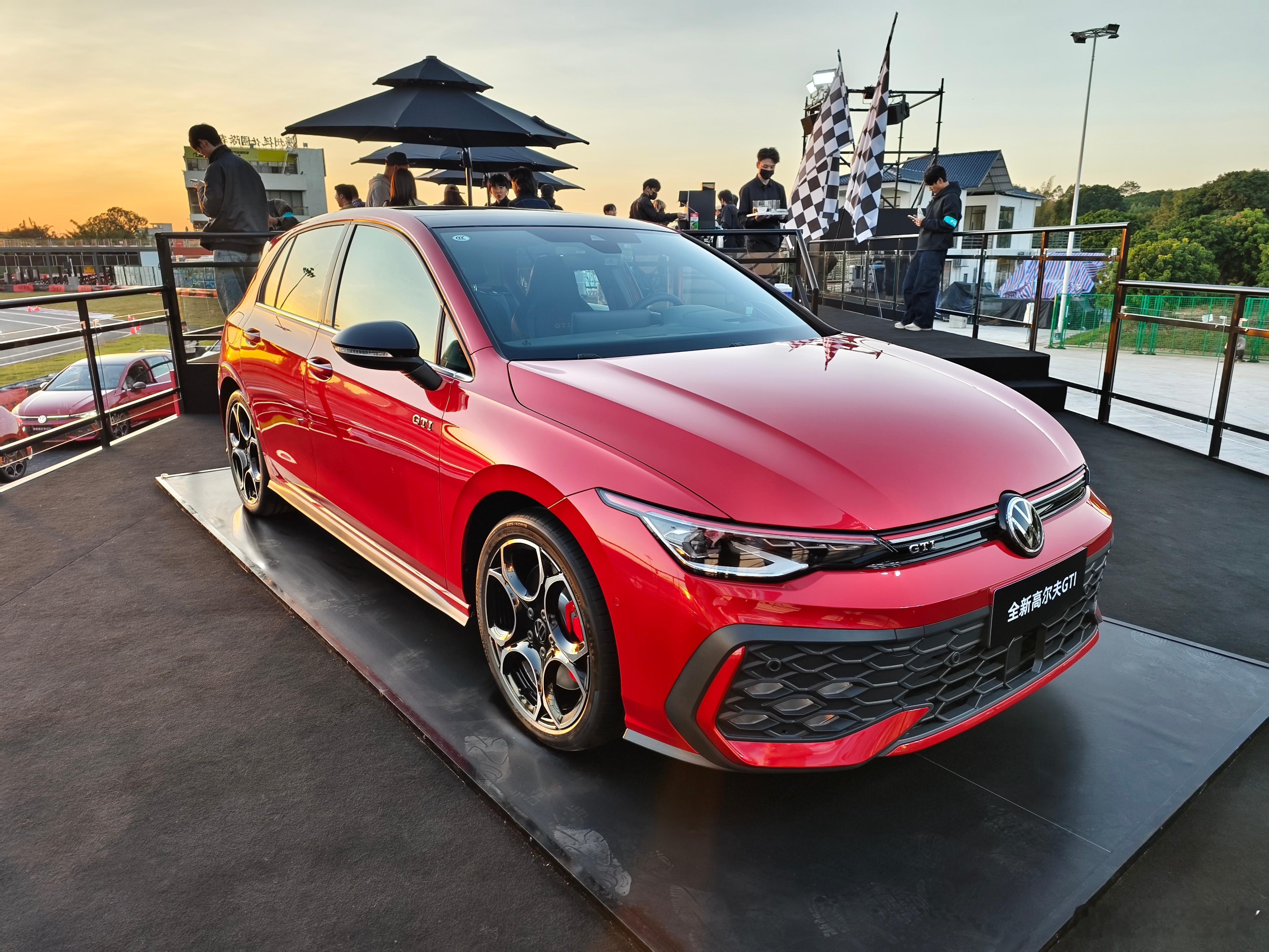 解锁一个新赛道，解锁一代新 GTI。这是我上大学的时候最心动的车啊[抓狂]  