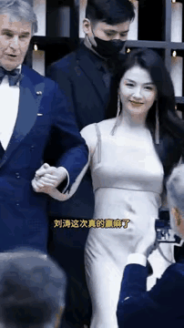 在资本的饭碗里讨生活，刘涛也好，陈都灵也罢，遭遇咸猪手，不敢甩脸子，也不敢反手一