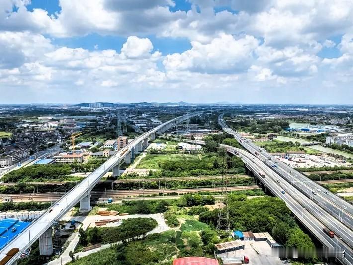 定了2027通车！北沿江高铁全力冲刺，扬州人出行迎来质变
 
土生土长扬州人，一