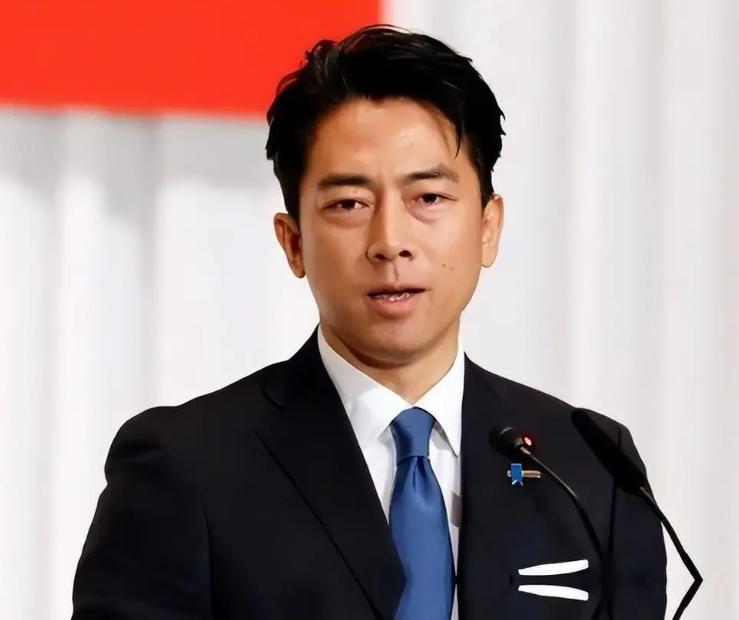 "小泉总理。"四个字，高市早苗在参议院脱口而出，随即笑着改口："当首相还早着呢。