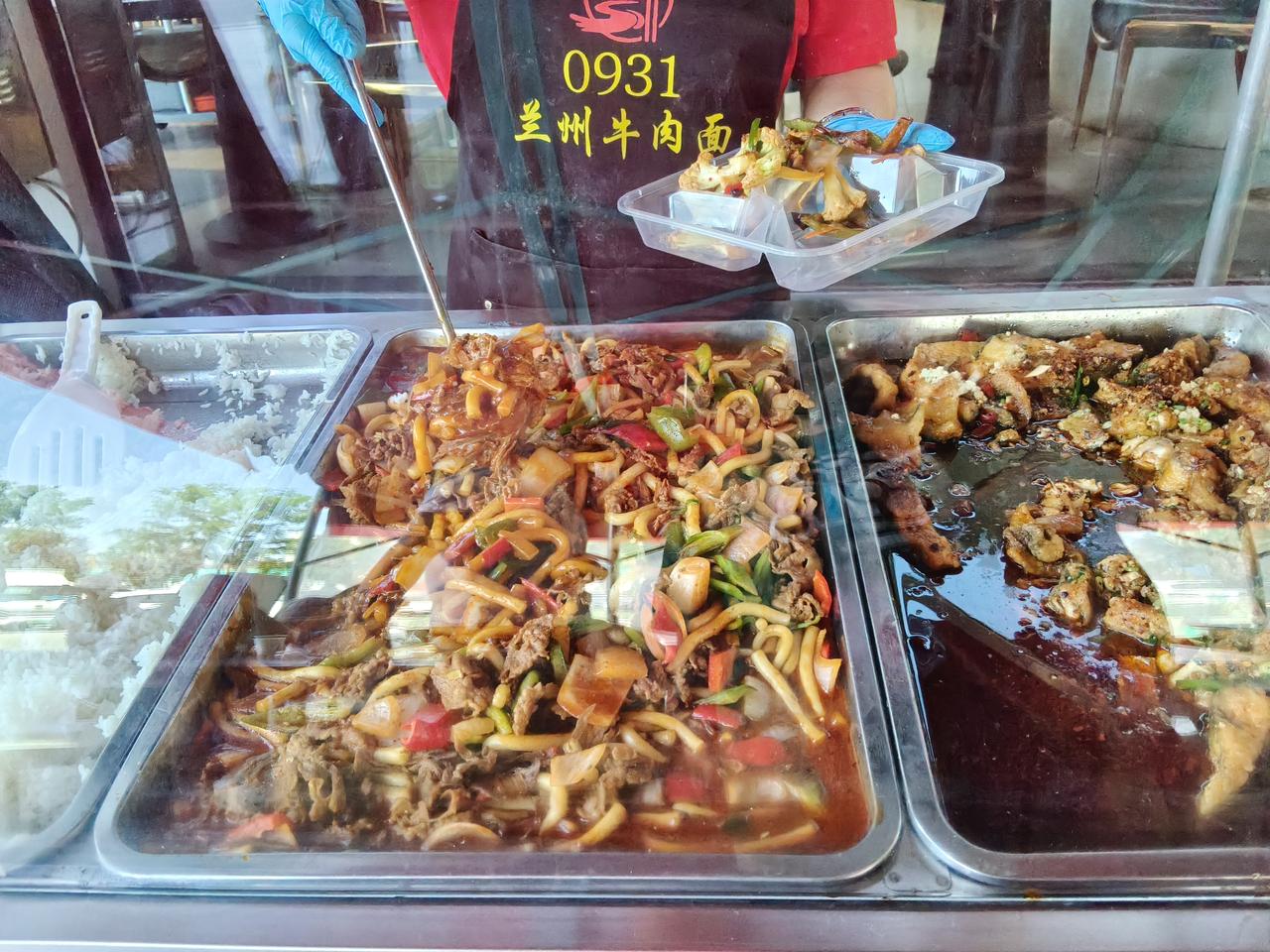 地点兰州七里河
今天是周末中午不想做饭，又在外面凑合了一顿，这就是我们楼下酒店的