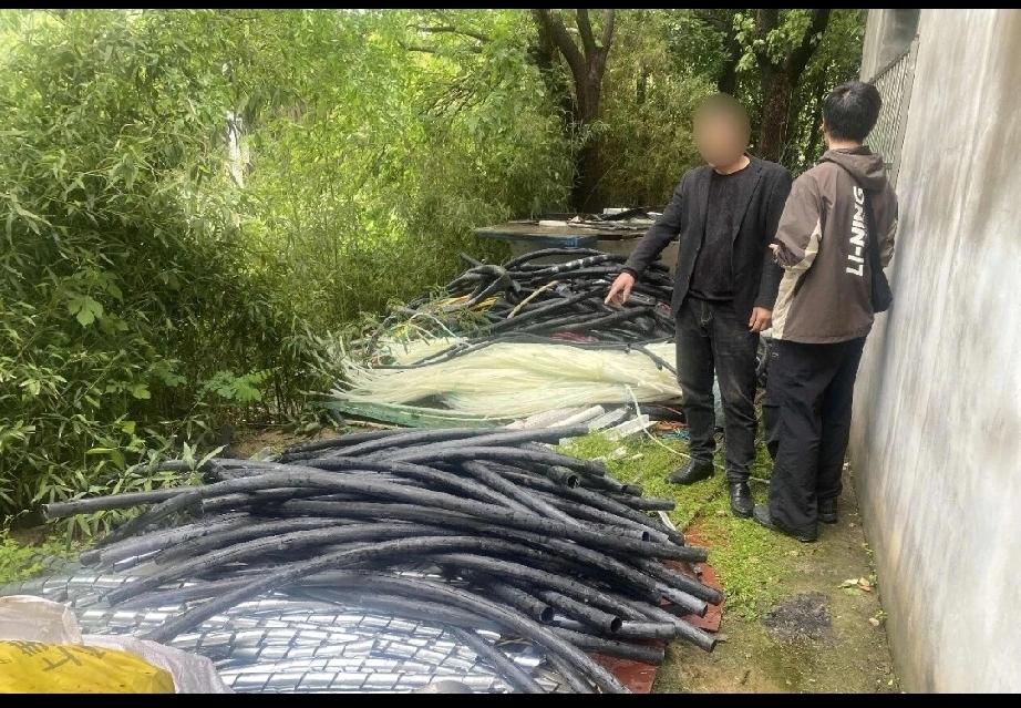 浙江温州，男子偷走工地上价值超20万元100多米的电缆，可他偷完不仅没跑，反而大