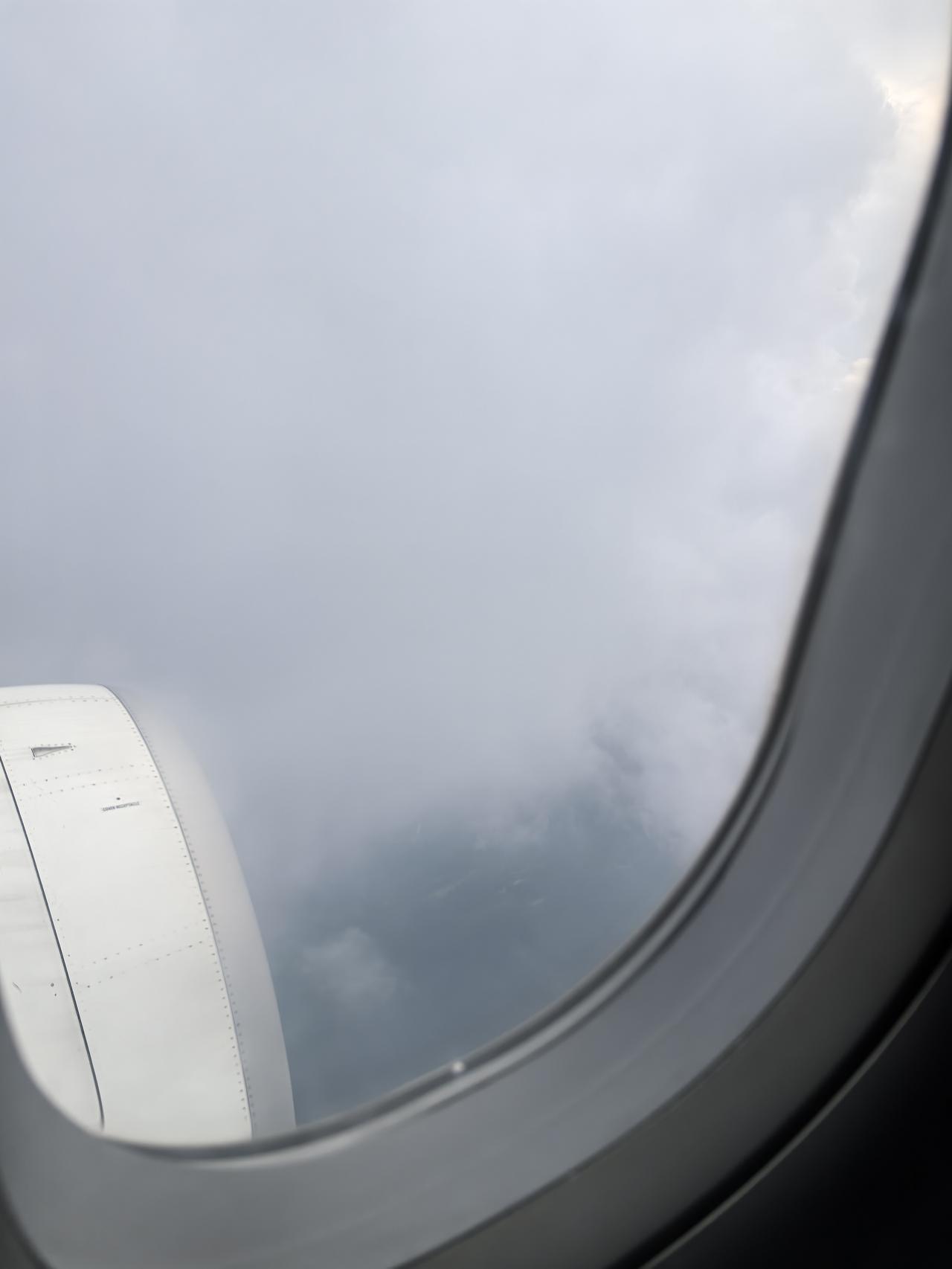 晒图笔记大赛6000米高度拍不一样的天空，飞机穿越云层开始缓慢降落。