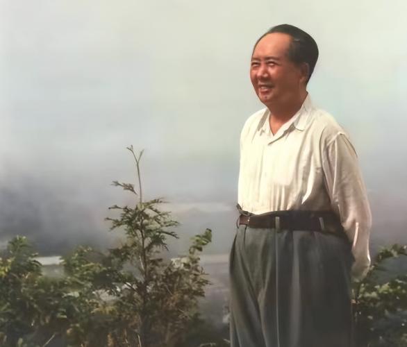 1945年11月14日，重庆《新民报》副刊登出毛主席的《沁园春·雪》，没几天就成