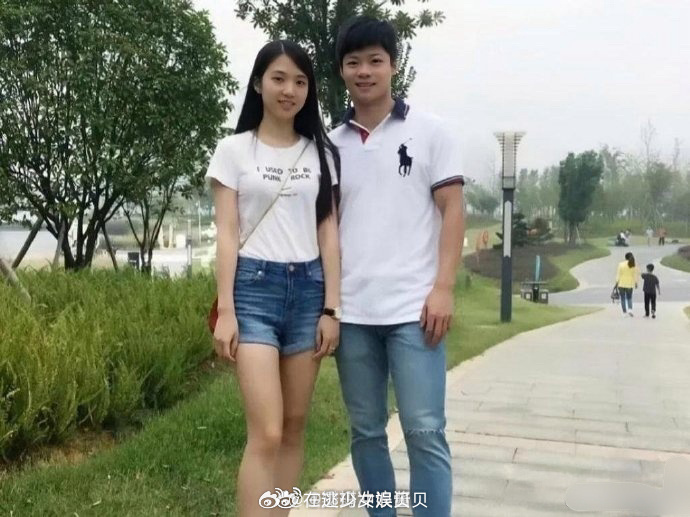 苏炳添与妻子年轻时照片，二人乃初中同学，初恋至今，属实可贵 