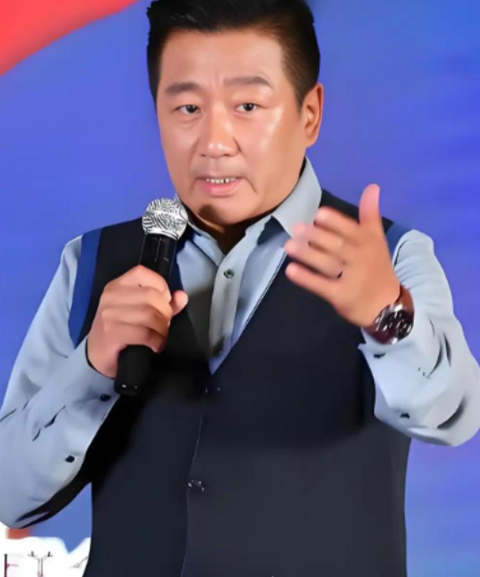 演员丁勇岱说："2000年的时候，在北京站要进站，一个警察瞅见我，冷不丁就做出掏