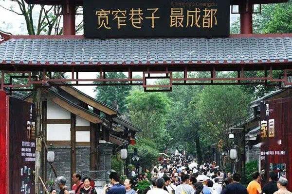 成都，没有你追我赶的时间赛跑，有的是闲情逸致的喝茶、麻将、散步，生活巴适的很。我