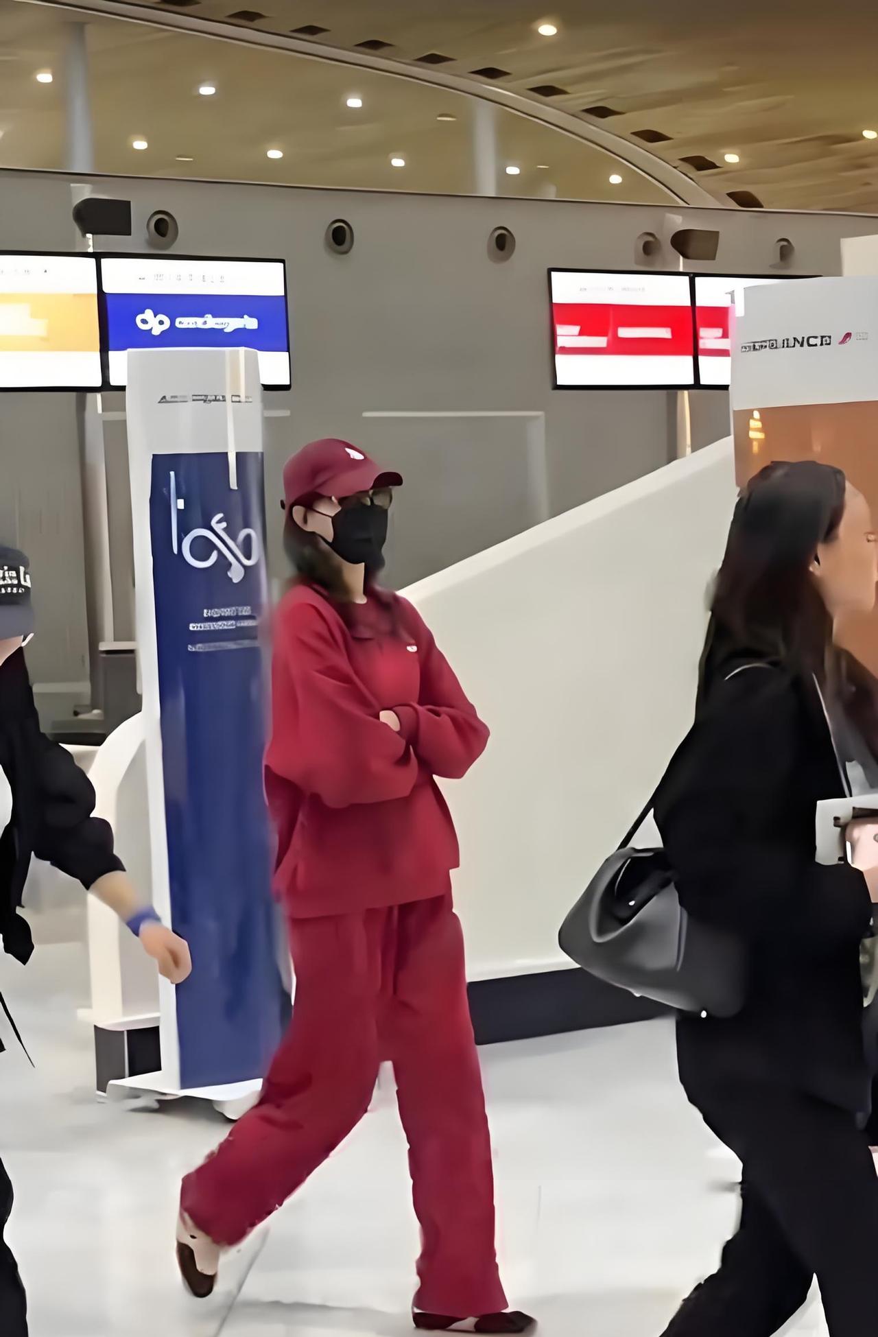 最近唐嫣从法国回国，她在机场搭配了一身红色的运动装，看上去非常的有活力气息。
