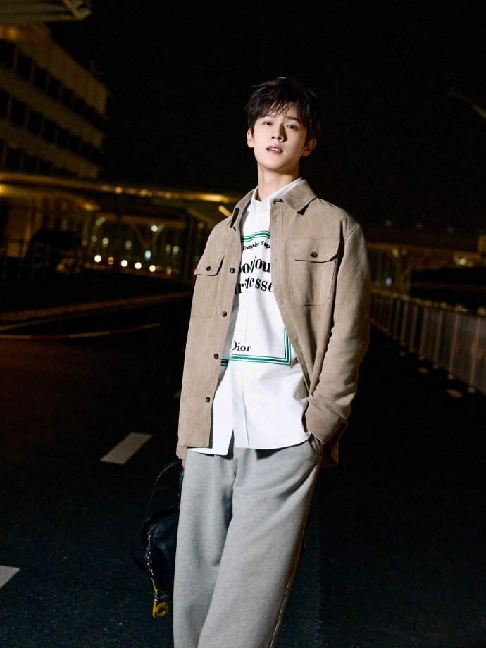 Jonathan的Dior新Vibe 这身穿搭真的嫩回高中生了！出席秋冬时装周，