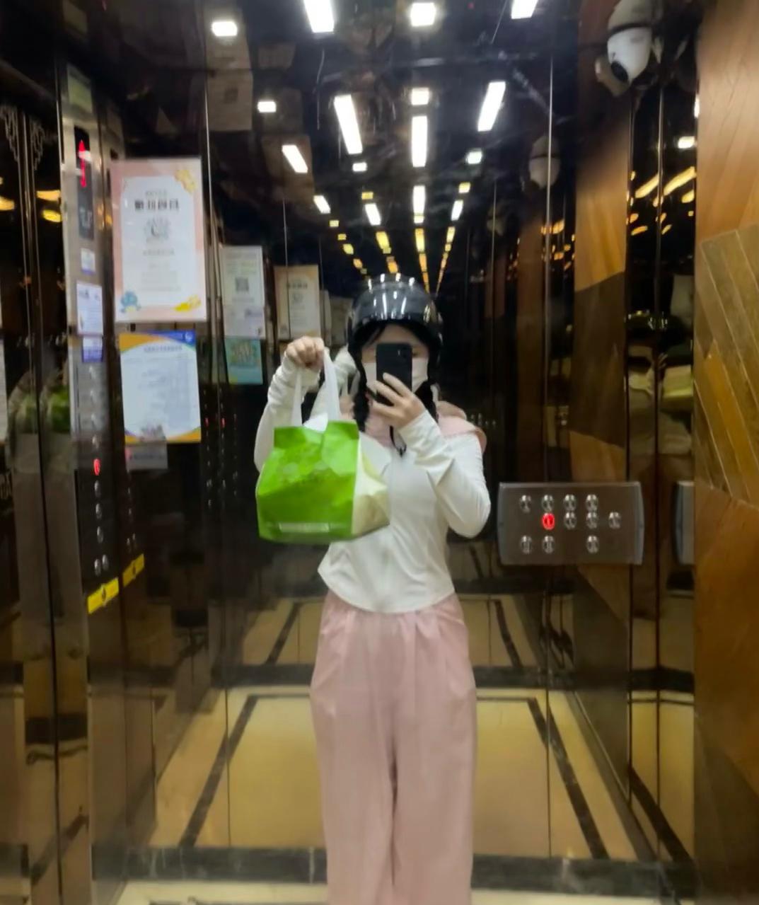 早上有个女外卖员问路，突然想起来最近在路上或者电梯间碰到女外卖员越来越多。在以前