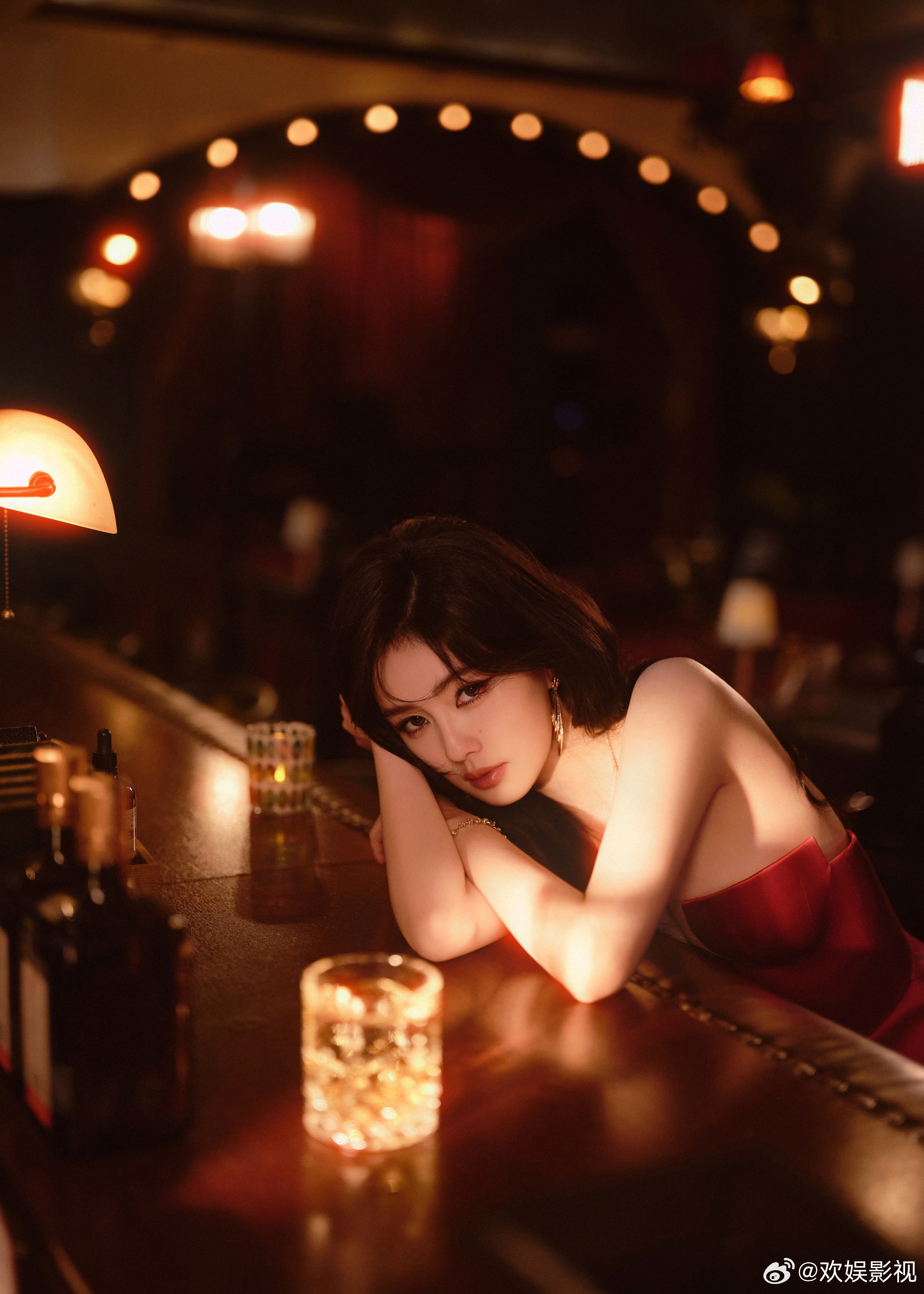 朱色照人，气韵天成。欢娱影视演员今日亮相2025微博之夜。 