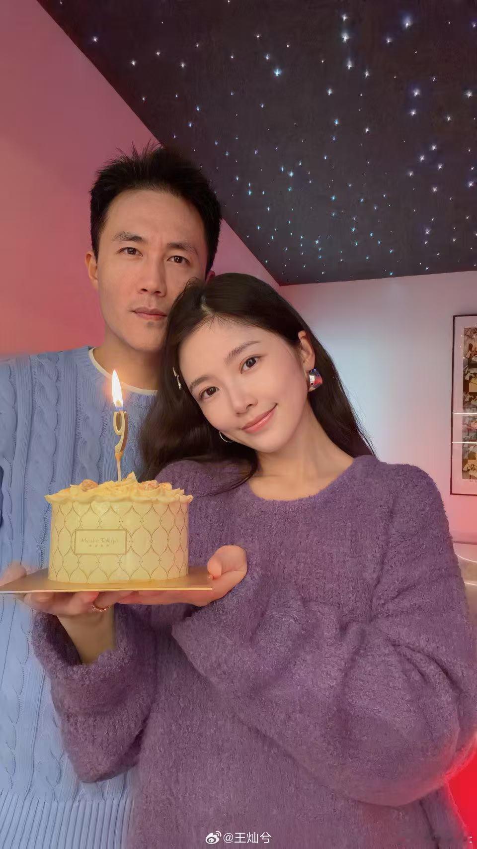 王灿晒合照庆祝结婚纪念日 王灿晒合照庆祝结婚9周年，时间过得好快啊，周年快乐王灿