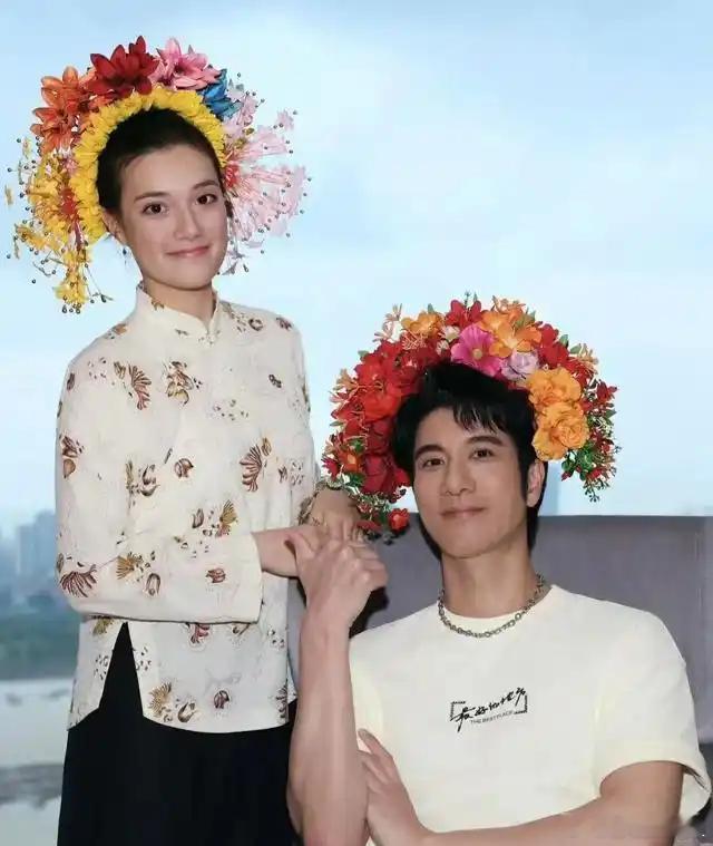 王力宏带侄女王嘉纹来泉州体验簪花，侄女完全就是外国人长相！ ​​​