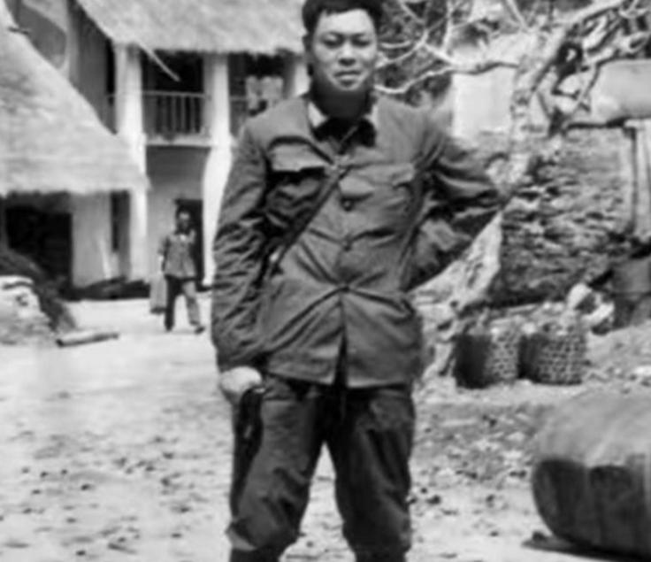 1988年冬，老山一等功臣李德金正在主持会议，副手突然亮出军区手令将其死死按住，