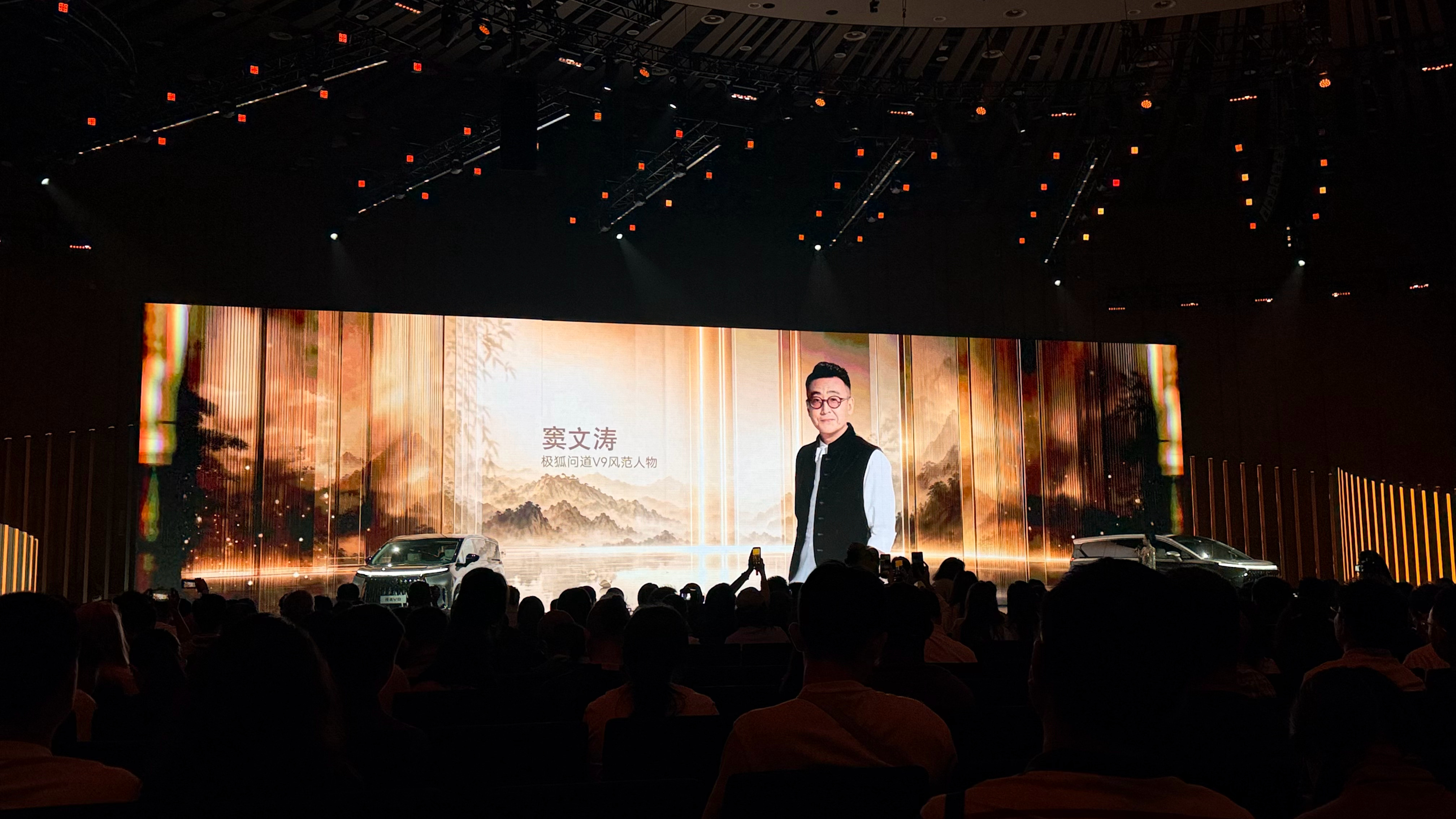 “向内求索本心 向外包容世界”，窦文涛来了一段滔滔不绝的脱稿演讲。真是从小看他的
