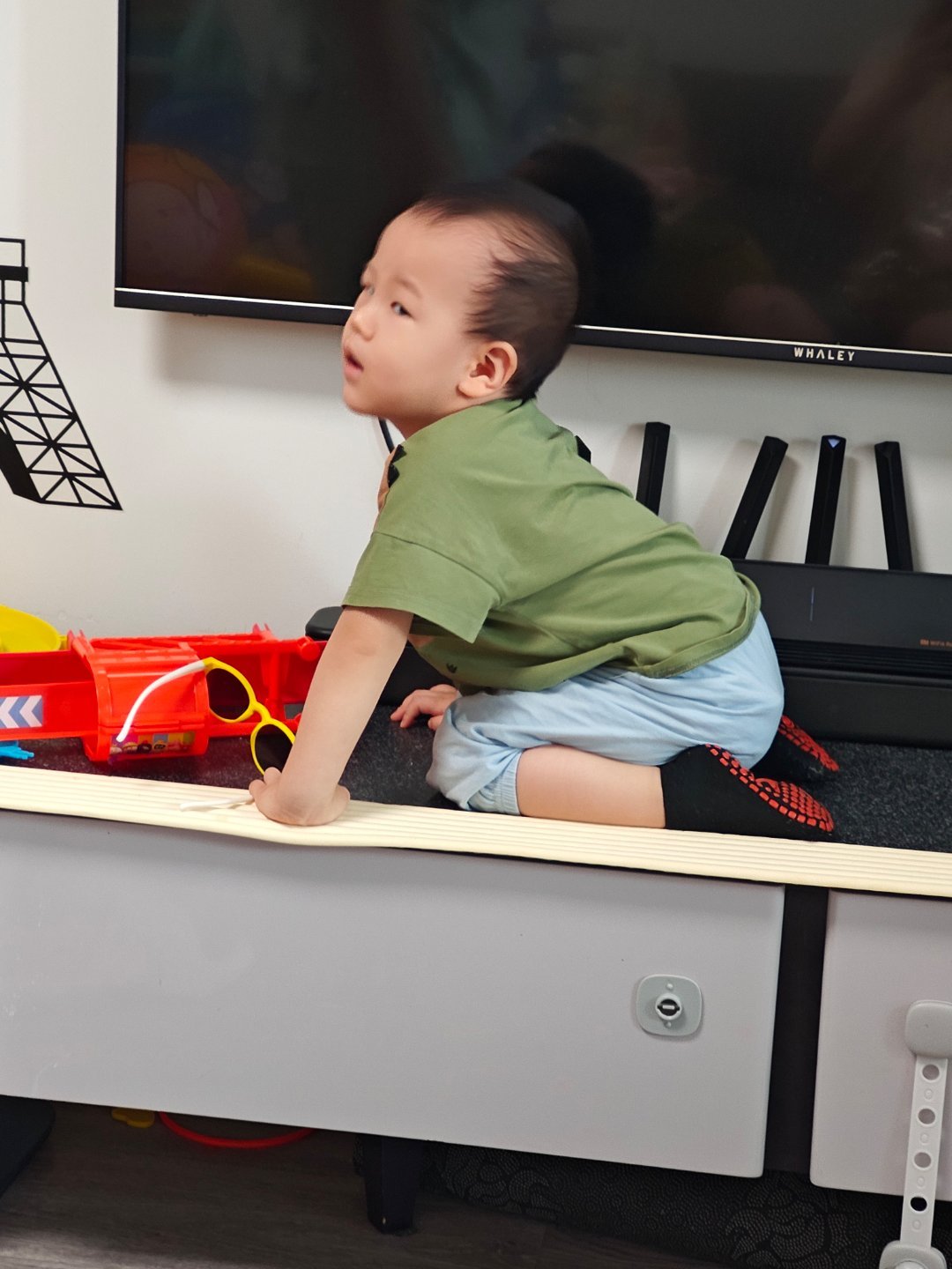 不能上桌吃饭，这一刻具象化了 ​​​
