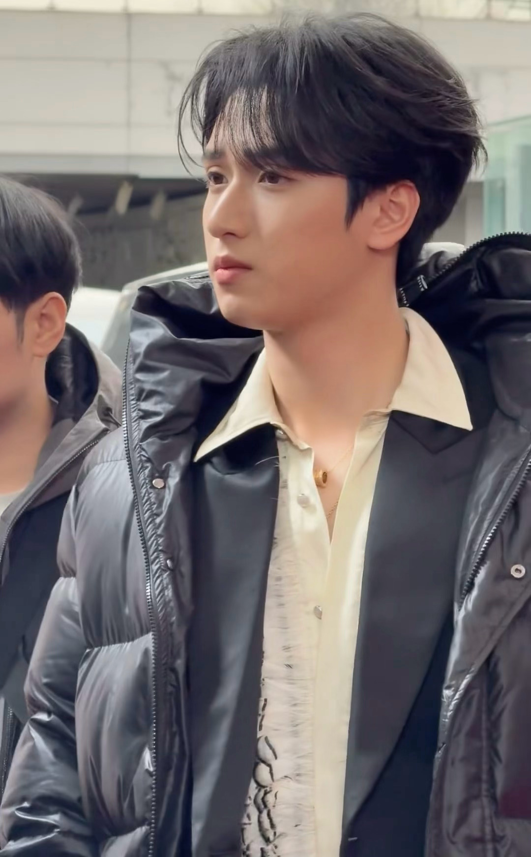 这个严浩翔顶着张帅脸裹着北电校服就来走红毯了☺️微博之夜红毯