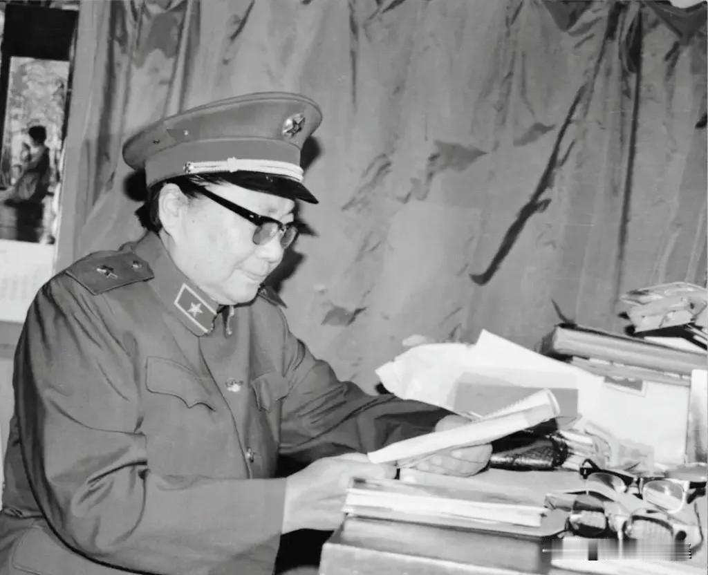 上世纪八十年代初，老红军战士李开芬在家中学习的照片。李开芬1916年出生于四川，