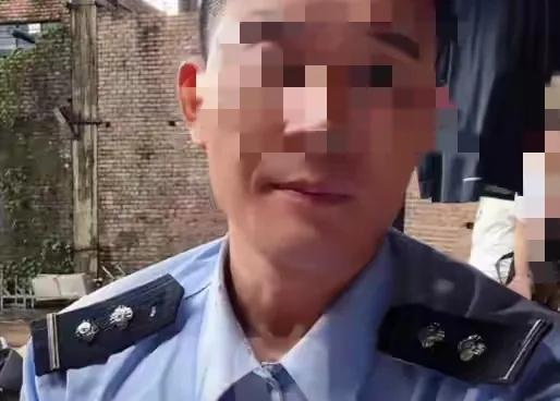 某男明星，刚被老陈喊完话，
还在风头上没下去呢，
就穿警服直播，
这不是自己给自