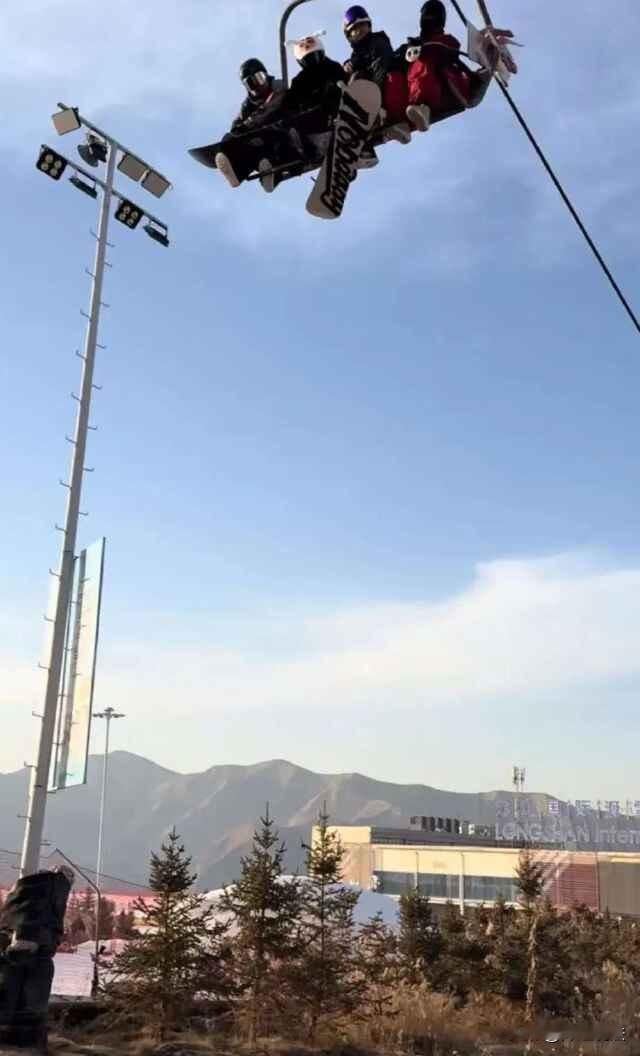 甘肃兰州，一滑雪场的缆车因停电突然停车，工作人员紧急处理了二十多分钟后，好不容易