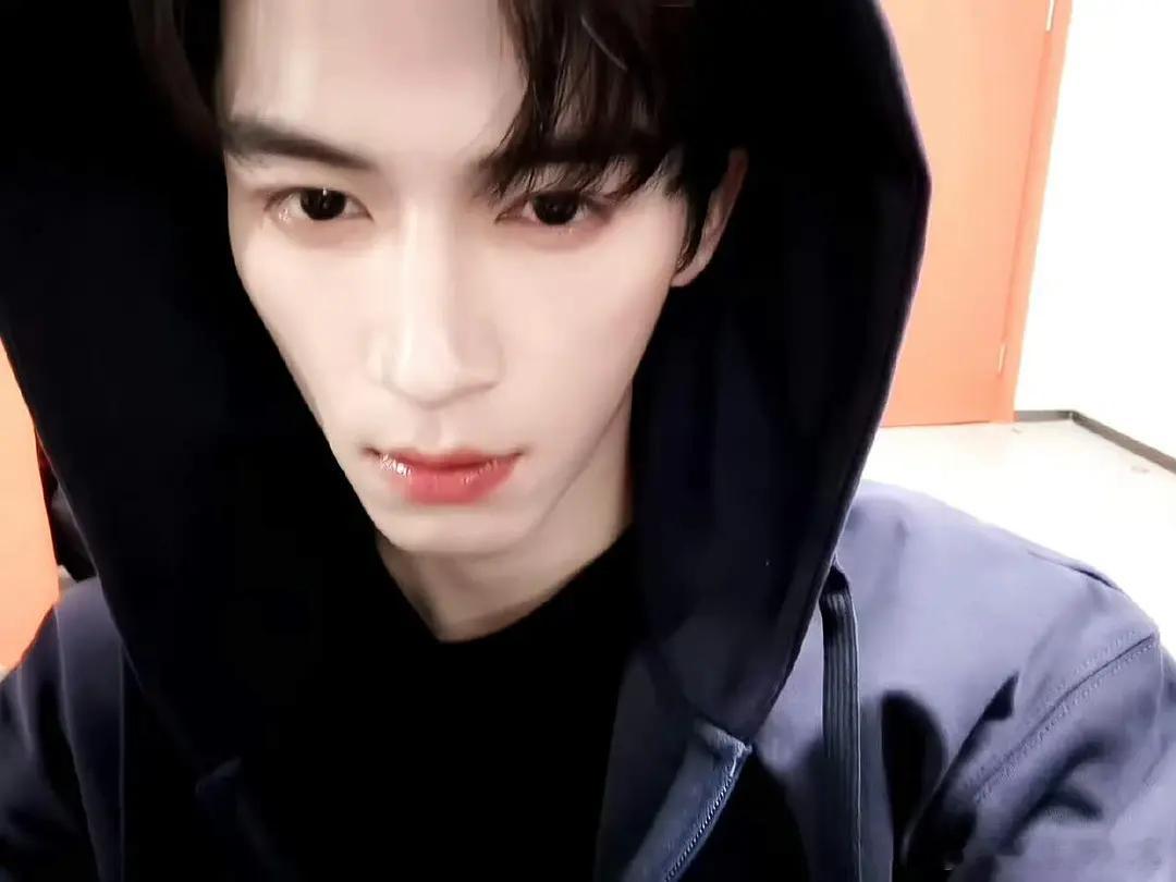 这个王星越也开始cos了！王星越cos张起灵看看这个造型怎么样[来] ​​​