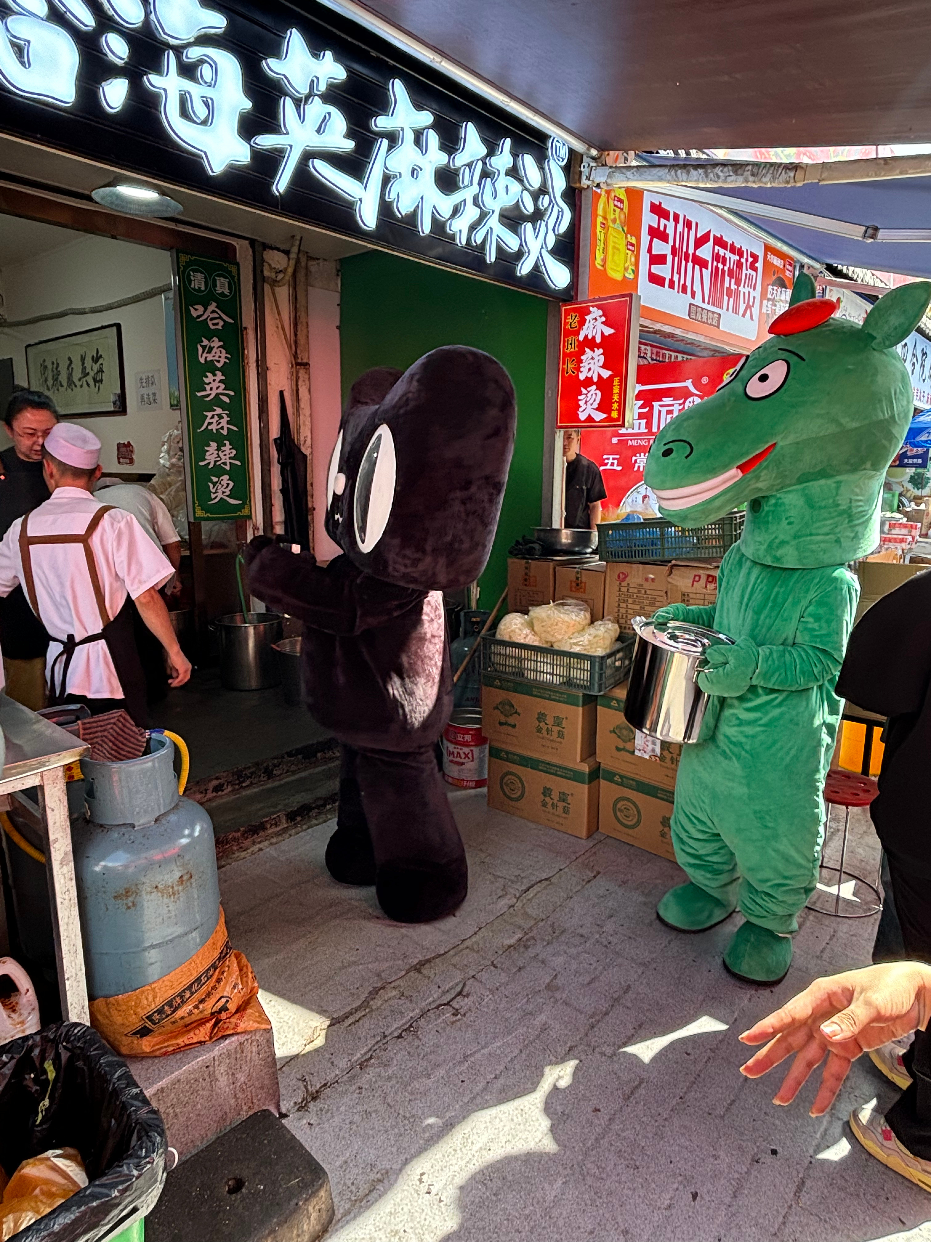 #天猫街头闪现#  天猫你是懂送礼物的，直接给了麻辣烫老板送了一本书。确实，论表