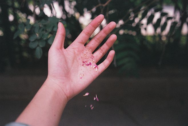 人人总有为难之处，许多事何必深究。——亦舒 