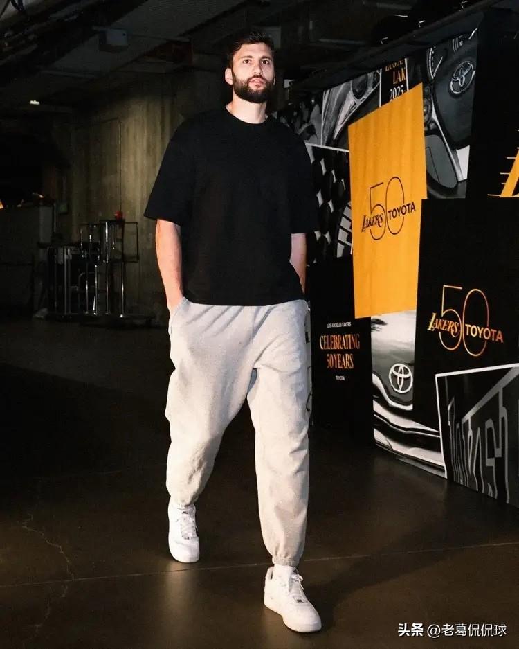 下面是一条关于湖人大将克勒贝尔的坏消息！在今天湖人主场迎战公牛的赛前采访中，雷迪