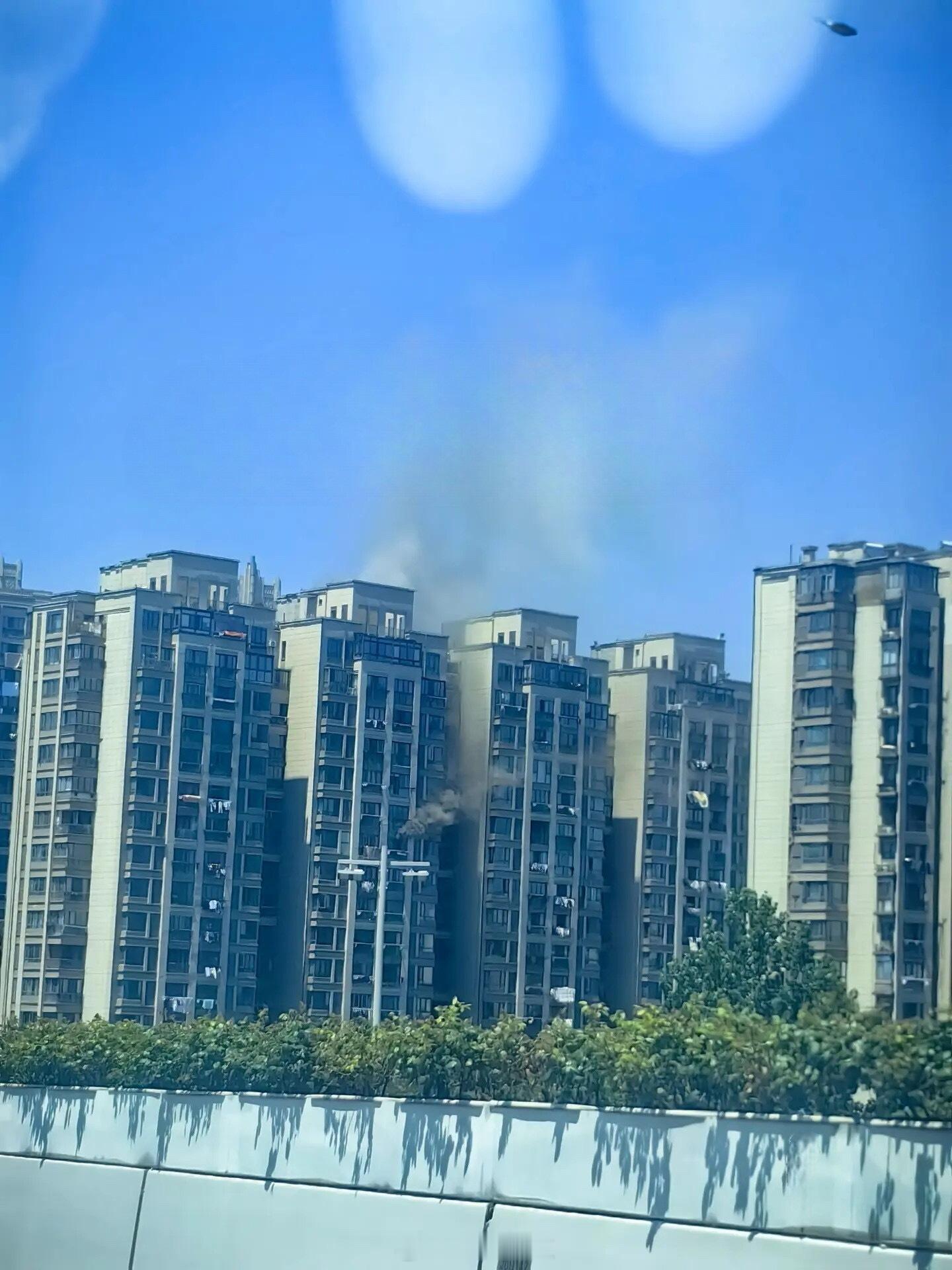 宁波青林湾发生火情 网友爆料：宁波青林湾发生火情，但愿人没事🙏（本文信息来源为
