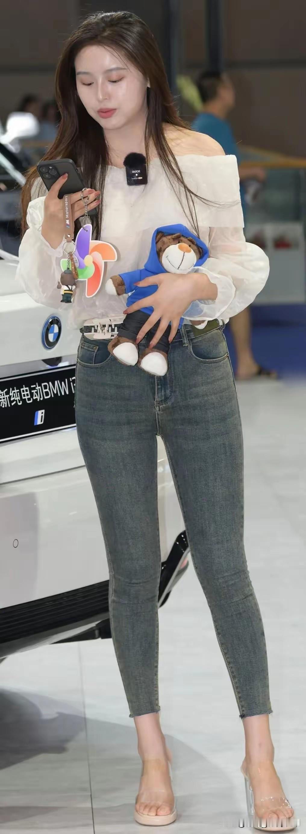 穿搭指南：白色露肩上衣+牛仔裤，轻松驾驭时尚感！