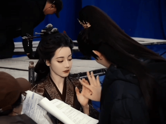 白日提灯为什么你总奖励陈飞宇陈飞宇被热巴叫段小狐狸 《白日提灯》格外偏爱陈飞宇，