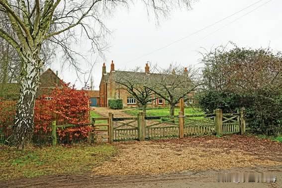 安德鲁王子性丑闻出现第二名受害者
 
安德鲁王子的性丑闻风波再添新证，一名律师向