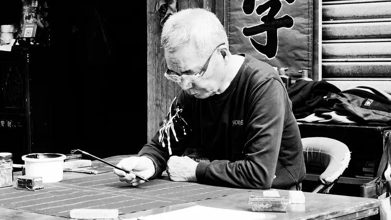 假如我姓刘，我爷爷叫刘条命，我爸爸叫刘笔钱，哥哥叫刘套房。
那我叫刘什么呢？
