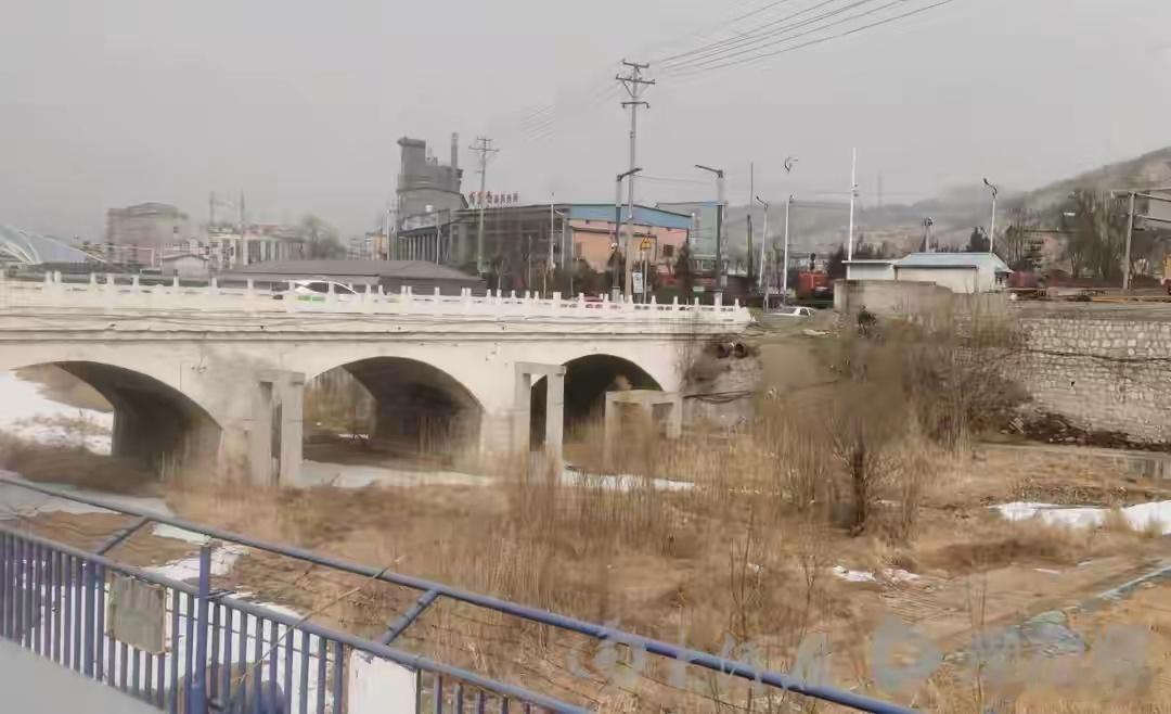 教师与副校长聚餐酒后坠亡这件事要有个明确区分，如果是工作时间，一定要严肃处理。如