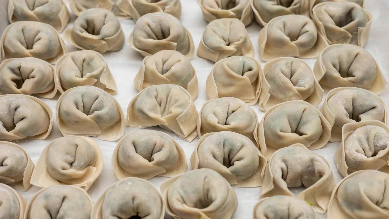 犯法：吃下100个饺子，不要你钱。

一家饺子馆与客人打赌

有人吃了108个
