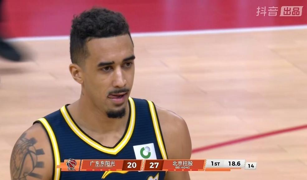 宏远要是还像现在这样疯狂打快而不讲究效率，今天输北控也不是不可能。这个球其实跟上