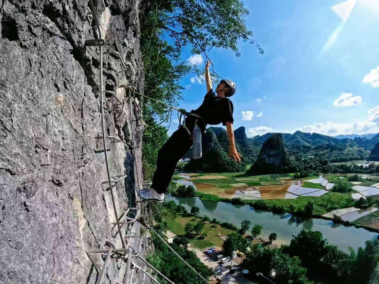 赵小童再野攀一下赵小童飞亚达走完赵小童再野攀一下，飞亚达走完，[太开心][太开心