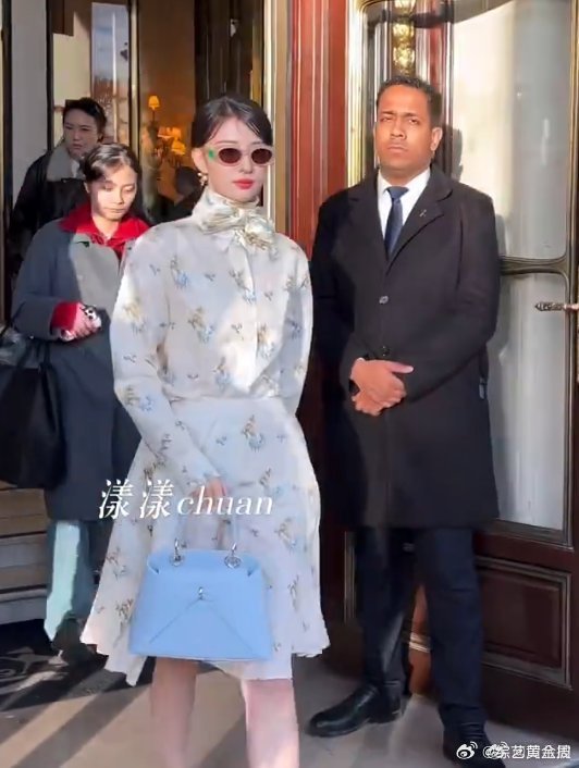 王楚然平底鞋王楚然时装周穿平底鞋王楚然老钱风 自带世家大小姐气场，平底鞋衬得体态