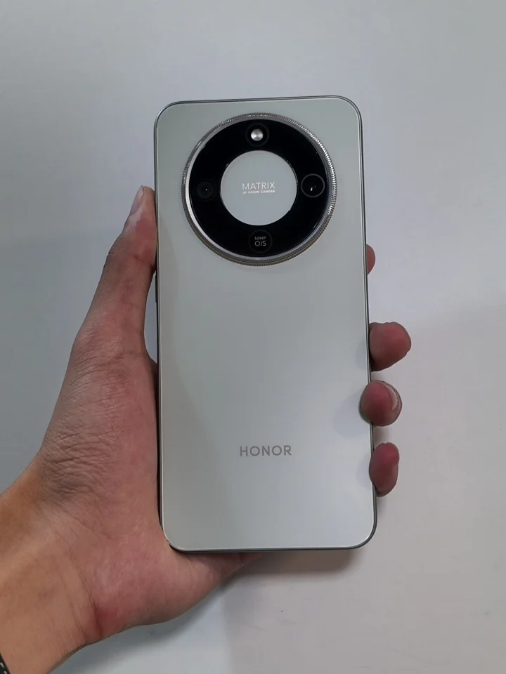 荣耀X70销量是真高，出门看到它的概率比看见小米红米手机的概率还要高...