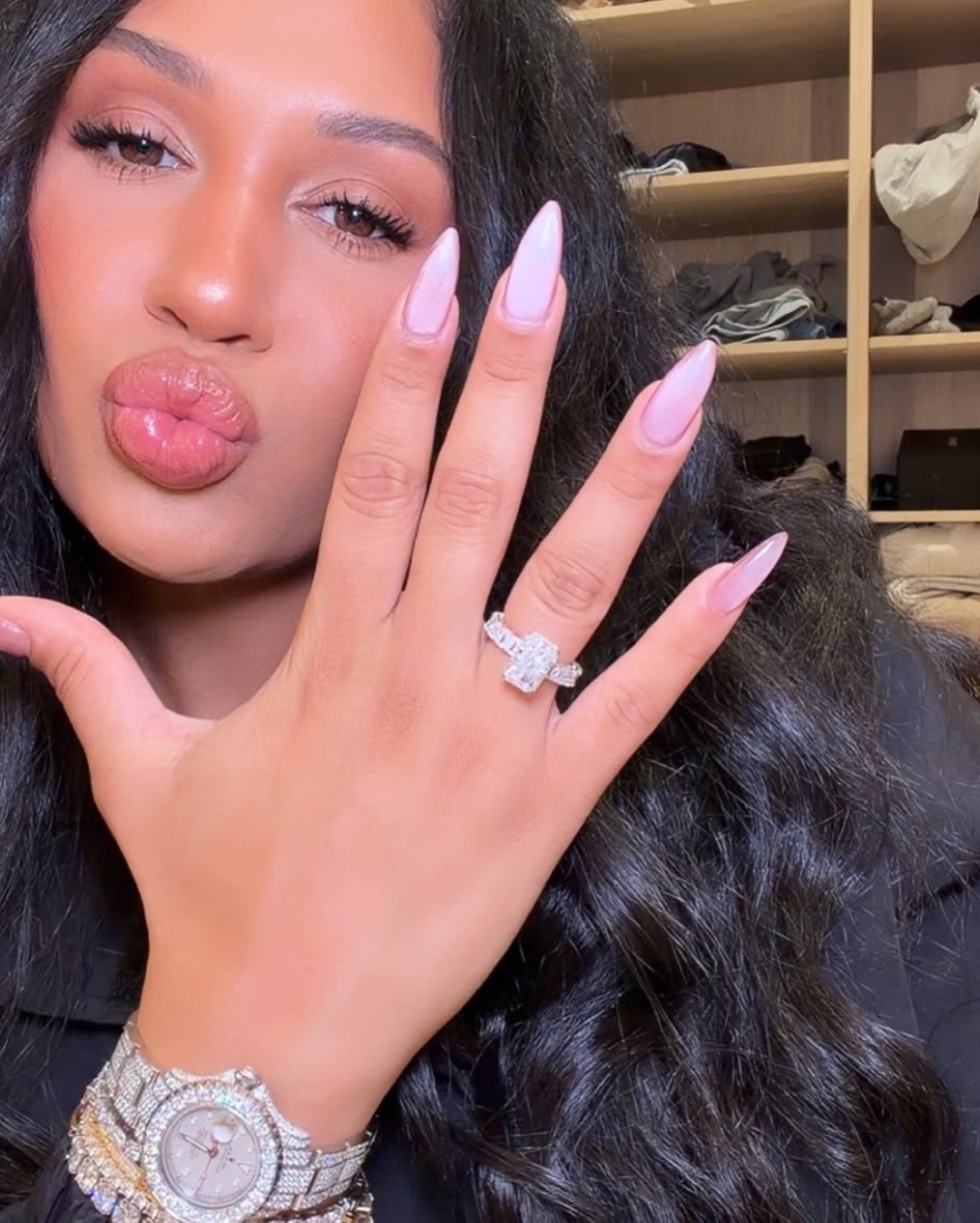 恭喜恭喜！维金斯女友晒出大钻戒和嘴哥订婚了！嫂子身材真好啊！ 