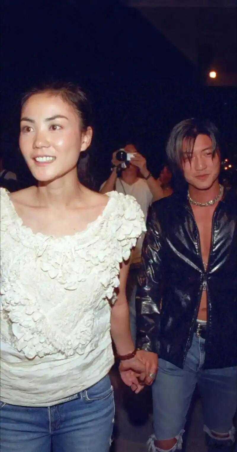 他俩真的有一种宿命感谢霆锋王菲跨越25年的爱情都没变样，感觉跟25年前没区别几十