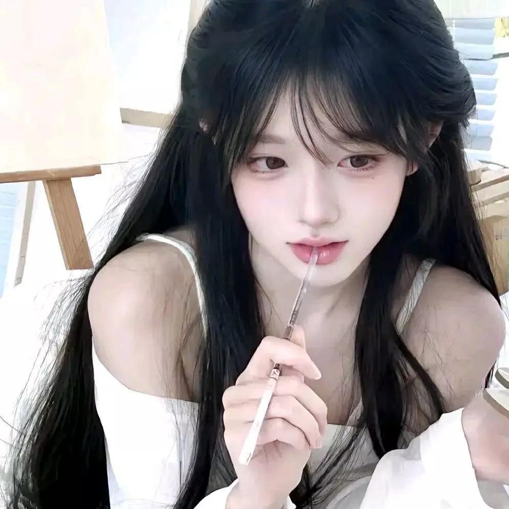 温柔甜美的女孩，手持画笔，轻轻勾勒出梦想的轮廓。温柔美少女 温柔少女 清秀美少女